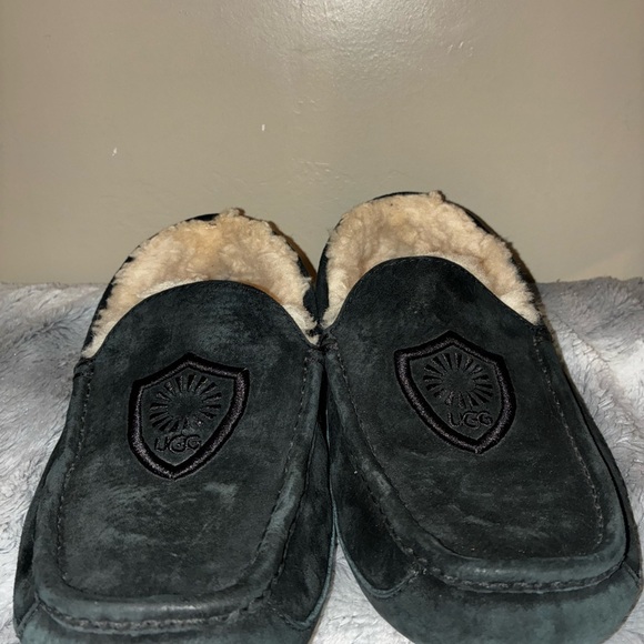 UGG ASCOT Nobel MEN’S Black SUEDE SLIPPERS SIZE 9.5 US Sheep skin Shearling - Picture 1 of 9